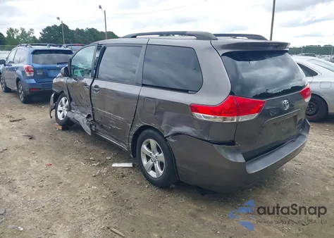 2013 Toyota Sienna Le V6 8 Passenger z USA, uszkodzony, nr VIN 5TDKK3DC2DS340181
